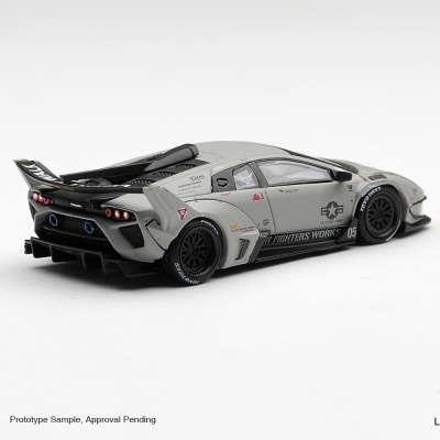 Miniatura de carro desportivo cinzento com detalhes pretos e rodas Toyo Tires sobre fundo branco