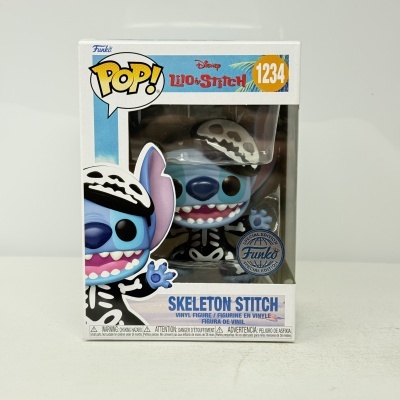 Figura Funko Pop Stitch vestido de esqueleto na embalagem