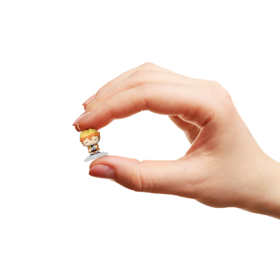 Mini figura colecionável loira segurada com dedos numa mão