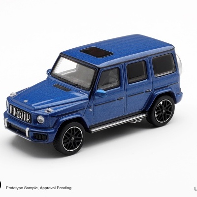 Miniatura de carro azul metálico tipo SUV com rodas pretas e detalhes prateados num fundo branco