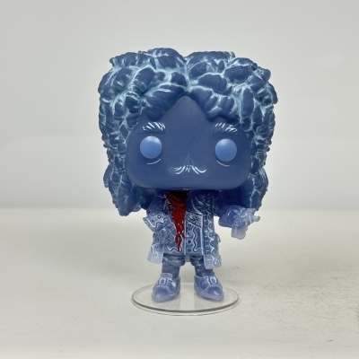 Figura colecionável azul translúcida com roupa ornamentada e mancha vermelha