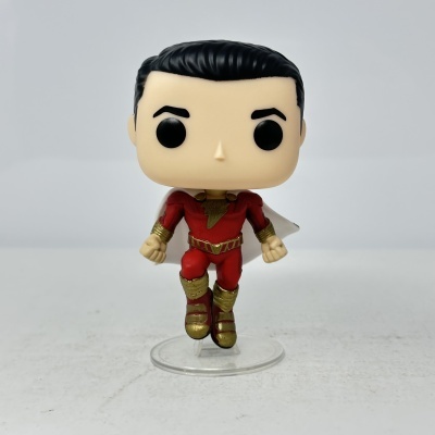 Figura Funko Pop de super-herói em traje vermelho com detalhes dourados e capa branca