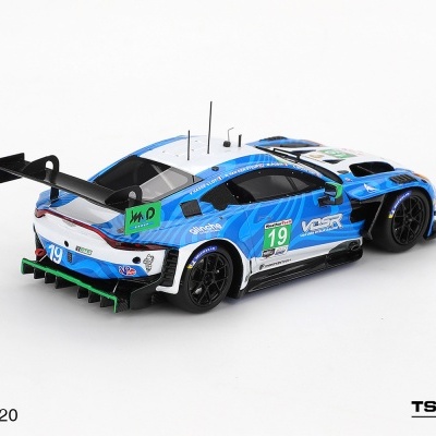 Miniatura de carro de corrida azul e branco com asa traseira