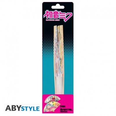 Leque dobrável em madeira com ilustração colorida e embalagem com texto japonês e logotipo ABYstyle