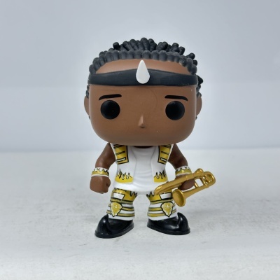 Figura Pop Funko de personagem com cabelo preto e roupa branca e amarela segurando trombeta dourada
