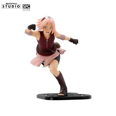 Figura de ação da personagem Sakura em pose de ataque com base preta