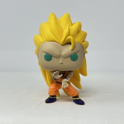 Figurinha Funko Pop personagem com cabelo amarelo e roupa laranja em pose de luta