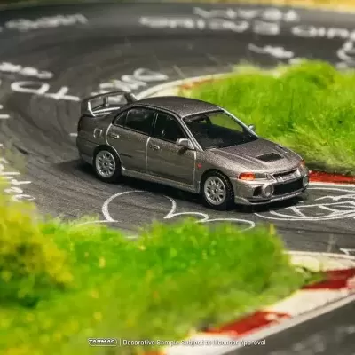 Miniatura de carrinha desportiva cinza metálica numa pista de corrida em miniatura