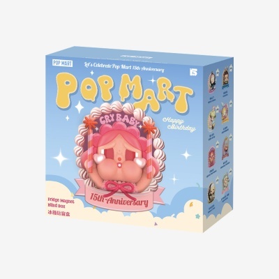 Caixa azul POP MART com bolo rosa e texto Cry Baby 15th Anniversary