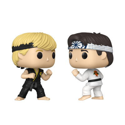 Duas figuras Funko Pop de karaté em poses de luta, uma com roupa preta e outra branca