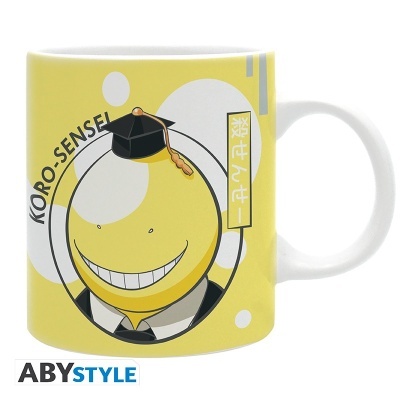 Caneca amarela com personagem animado sorridente e texto KORO-SENSEI
