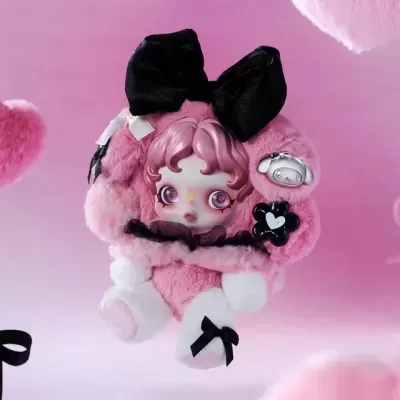 Boneca de pelúcia cor-de-rosa com laço preto e cabelo rosa