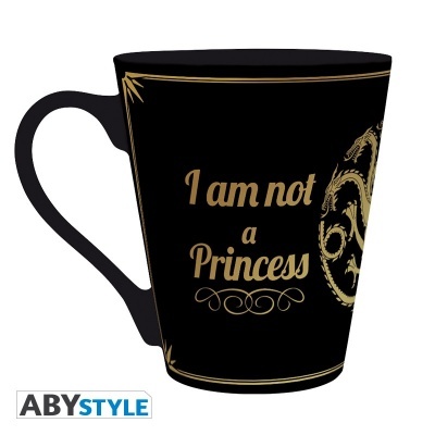 Caneca preta com texto dourado 'I am not a Princess' e decoração dourada