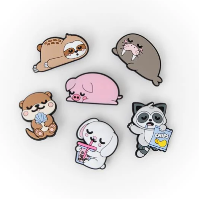 Pins de animais em estilo cartoon coloridos sobre fundo branco