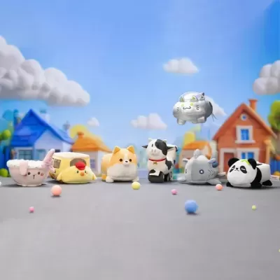 Peluches de animais e objetos diversos alinhados numa rua com casas coloridas ao fundo