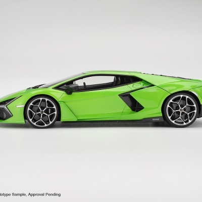 Miniatura de carro desportivo verde com detalhes pretos e jantes cromadas numa superfície branca