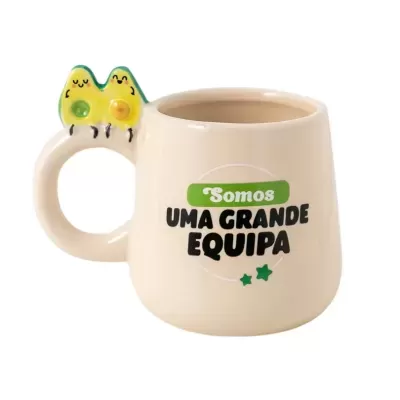 Caneca creme com desenho de pássaros na pega e texto Somos UMA GRANDE EQUIPA