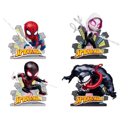 Figuras de ação Spider-Man da Marvel com bases ilustradas de prédios e logotipo.