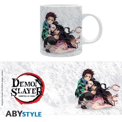 Caneca branca com personagens do anime Demon Slayer em fundo cinzento
