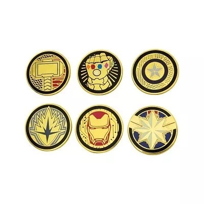 Seis pins dourados com desenhos dos heróis da Marvel.