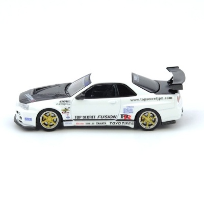Miniatura de carro desportivo branco com detalhes em preto e autocolantes multimarcas