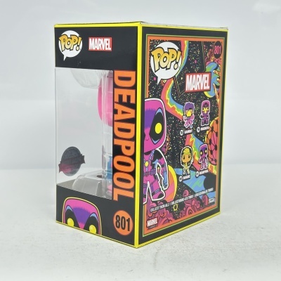 Caixa Funko Pop Deadpool Marvel 801 com design colorido