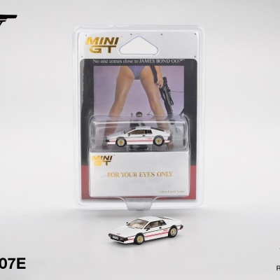 Miniatura de carro Lotus Esprit Turbo branco com embalagem temática James Bond 007