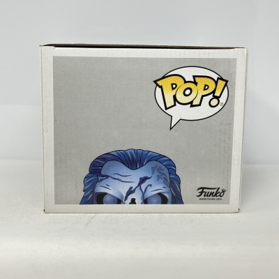Caixa branca com figura de ação azul e texto POP!