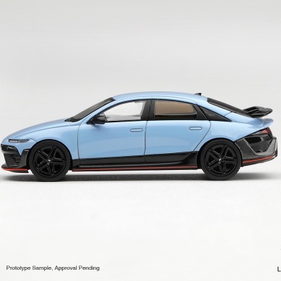 Miniatura de carro desportivo azul com detalhes pretos e vermelhos