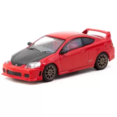 Miniatura de carro vermelho com capô preto em padrão carbono e spoiler traseiro