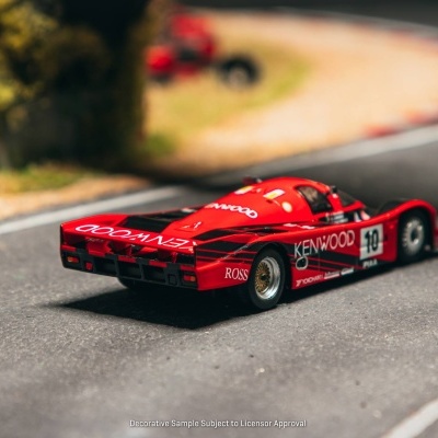 Miniatura de carro de corrida vermelho KENWOOD número 10 em pista curva