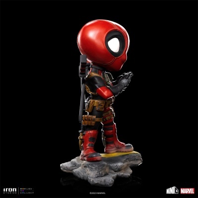 Figura estilizada de Deadpool em base de pedra cinzenta