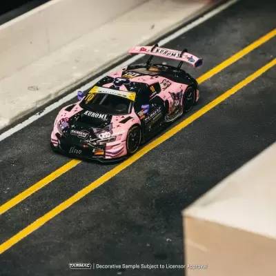 Miniatura de carro de corrida preto e rosa com personagens e texto Kuromi na pista