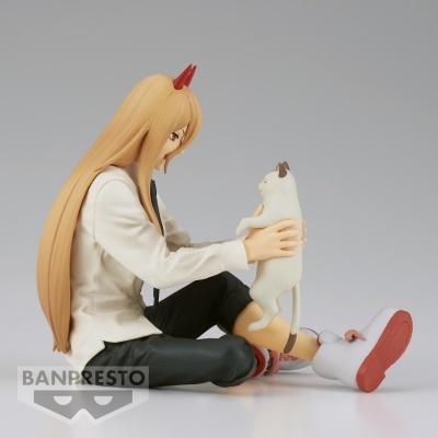 Figura colecionável de personagem loira segurando gato branco sentado
