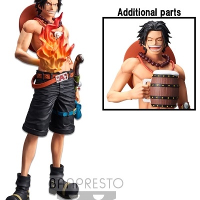 Figura de ação masculina com chama no peito e acessórios adicionais