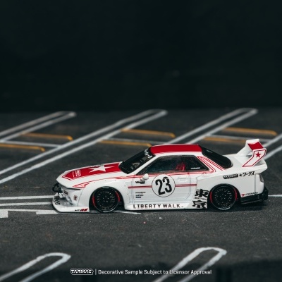 Miniatura de carro de corrida branco com detalhes vermelhos e número 23 na pista de estacionamento