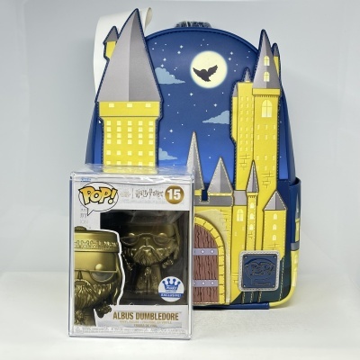 Mochila azul com castelo amarelo e figura Funko Pop dourada de Albus Dumbledore na caixa