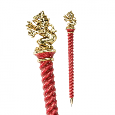 Caneta vermelha espiral com figura de leão dourado na tampa