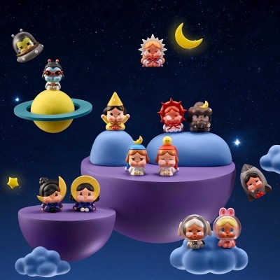 Figuras colecionáveis coloridas em plataformas e nuvens com fundo estrelado e lua.
