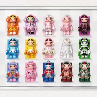 Exposição de 15 bonecos astronautas coloridos montados numa parede branca