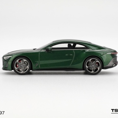 Miniatura de carro verde metálico coupé com jantes cinzentas e interior preto na escala 1:43.