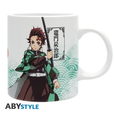 Caneca branca com personagem de anime segurando espada e texto japonês ao lado.
