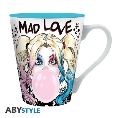 Caneca com design de Harley Quinn a fazer bolha de chiclete e texto MAD LOVE