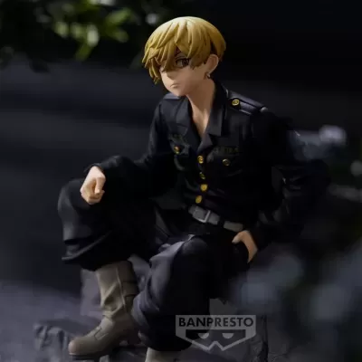 Figura de ação masculina de uniforme preto com cabelo loiro sentada em base com logo BANPRESTO