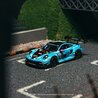 Miniatura de carro de corrida Porsche azul em superfície cinza