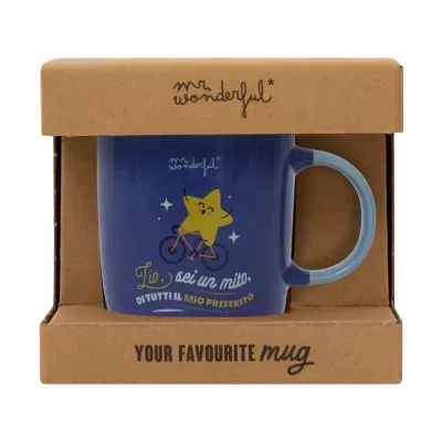 Caneca azul com estrela amarela a andar de bicicleta em embalagem de cartão