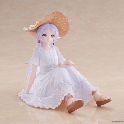 Figura colecionável de personagem feminina com vestido branco e chapéu de palha sentada