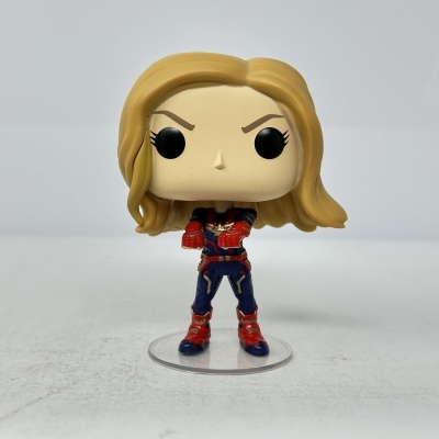 Figura Funko Pop super-heroína com cabelo loiro e roupa azul e vermelha