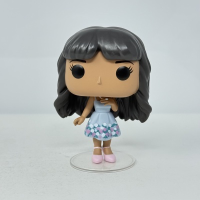 Figura Funko Pop de personagem feminina com vestido azul claro e cabelo preto