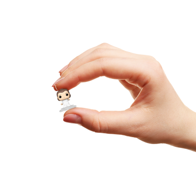 Mão segurando uma mini figura colecionável vestida de branco